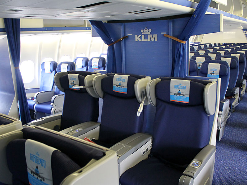 قريبًا..طائرة ركاب تحمل المسافرين في الجناحين